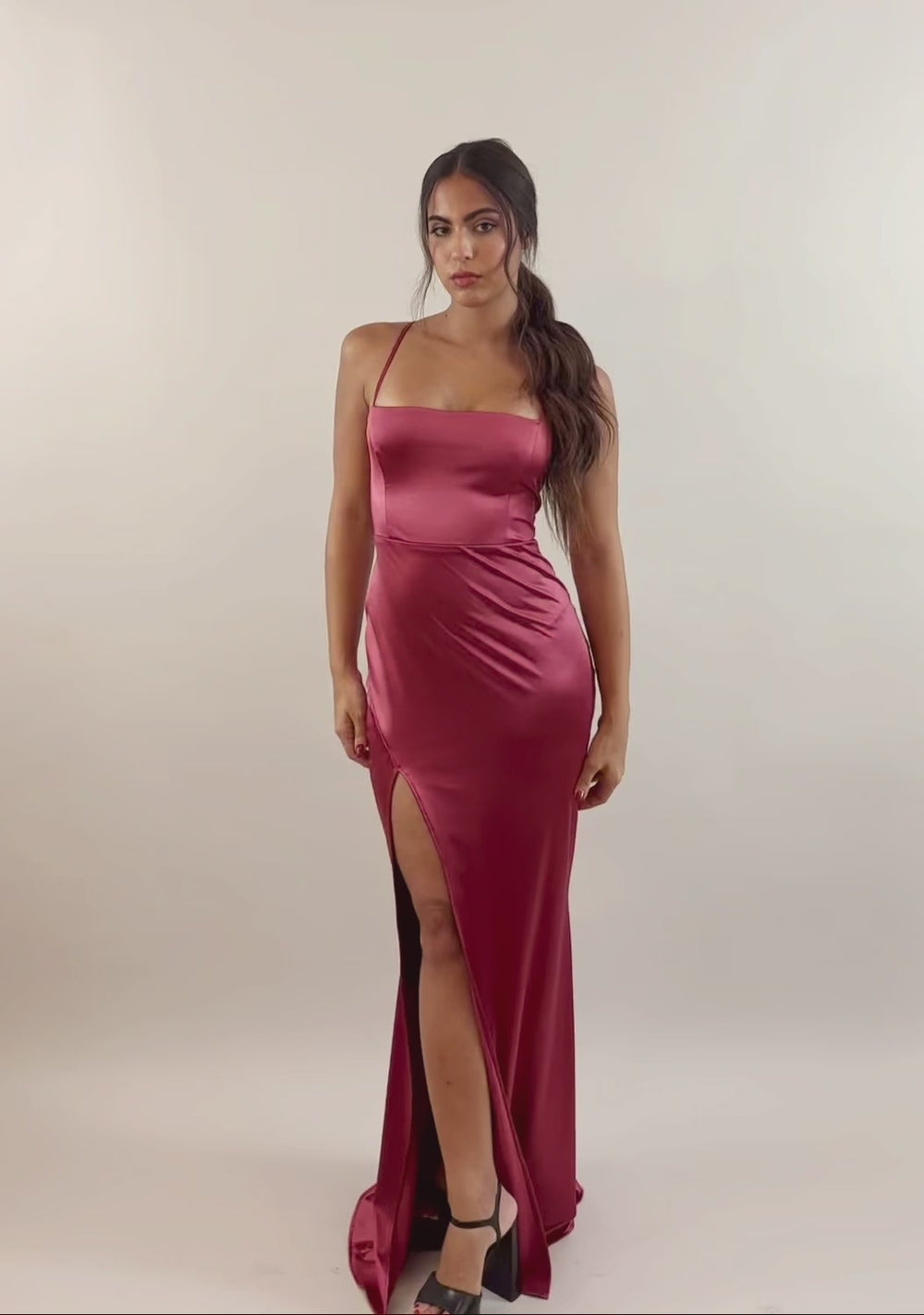 Red satin maxi evening dress, with high slit